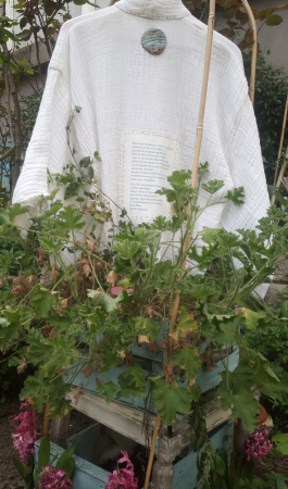 Détail du Poéco et d'un habit poétique de l'auteur à l'occasion de son évênement "Les 6 sens en action", Césure, 29.3.2025  © Ingrid Ernst